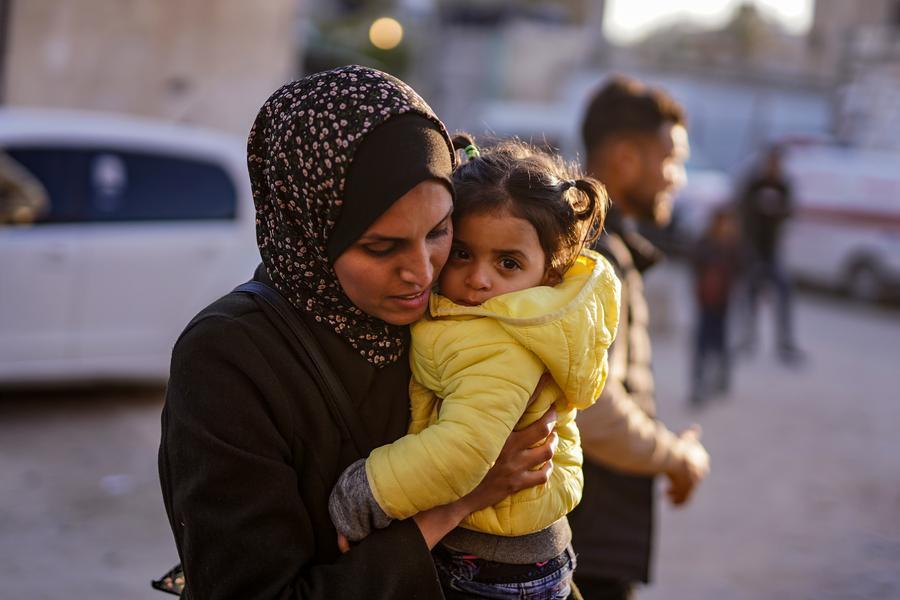 Imagen del 30 de marzo de 2026 de una niña palestina que regresó a la Franja de Gaza vista en el Hospital Nasser, en la ciudad de Khan Younis, en el sur de la Franja de Gaza. (Xinhua/Rizek Abdeljawad)