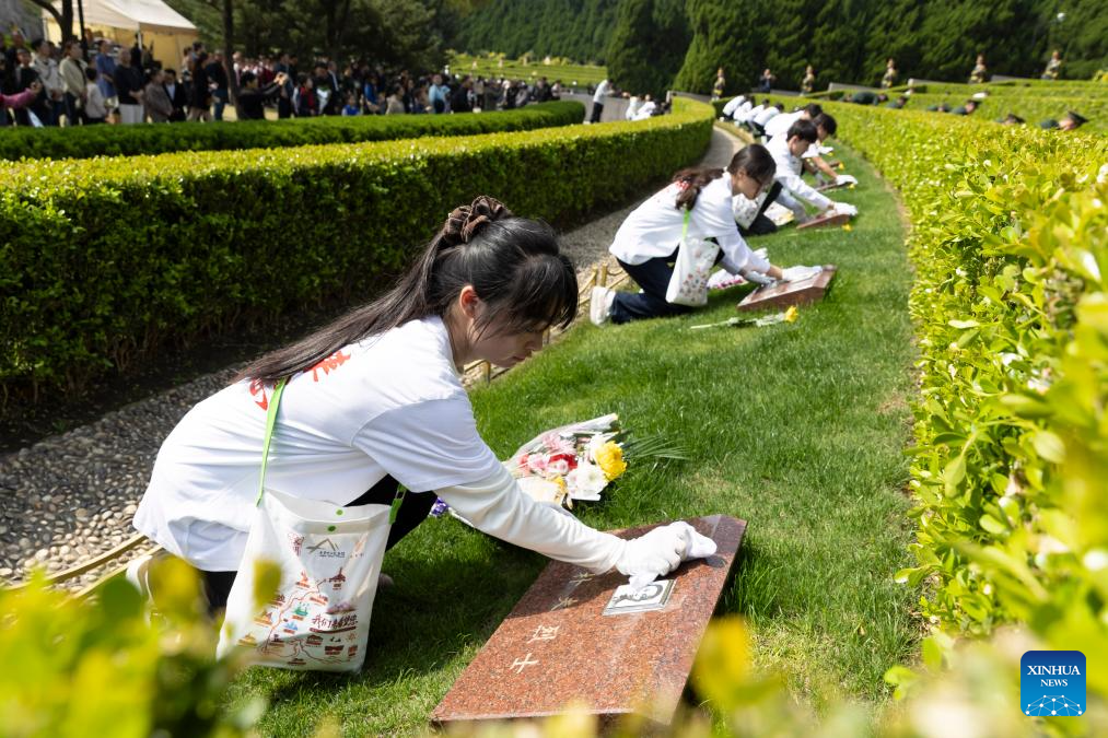 Personas de toda China renden homenaje a mártires durante el Festival Qingming