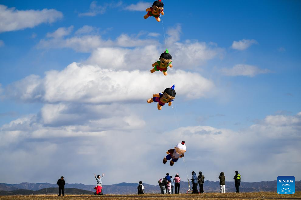 Personas disfrutan el tiempo libre durante el feriado del Festival Qingming