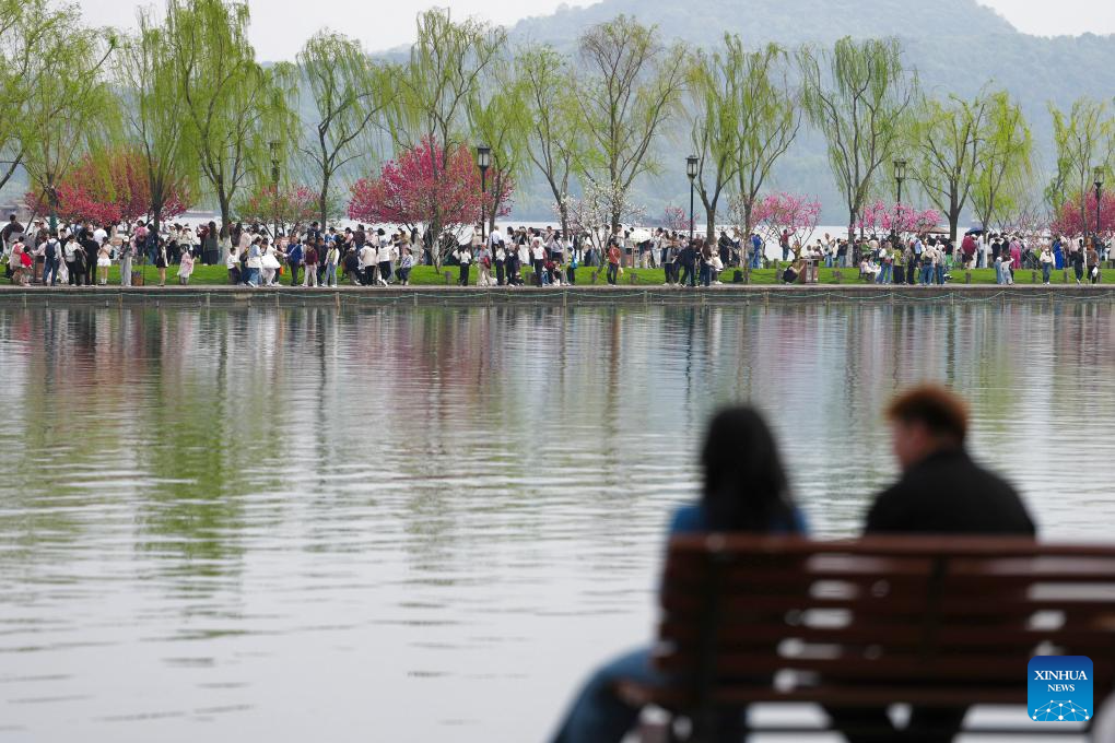 Colores primaverales de Lago Oeste en Hangzhou atraen a multitudes de visitantes