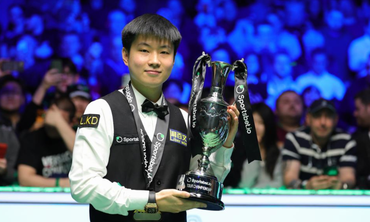 Jugador chino Zhao Xintong hace en el snooker mundial