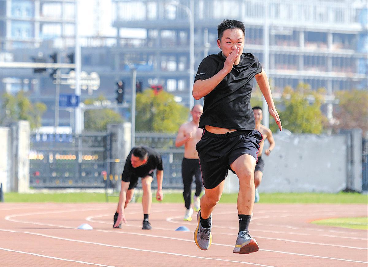Xie desciende en rápel desde un helicóptero mientras se entrena como oficial de policía especial en Nanjing, provincia de Jiangsu. [Foto: proporcionada]