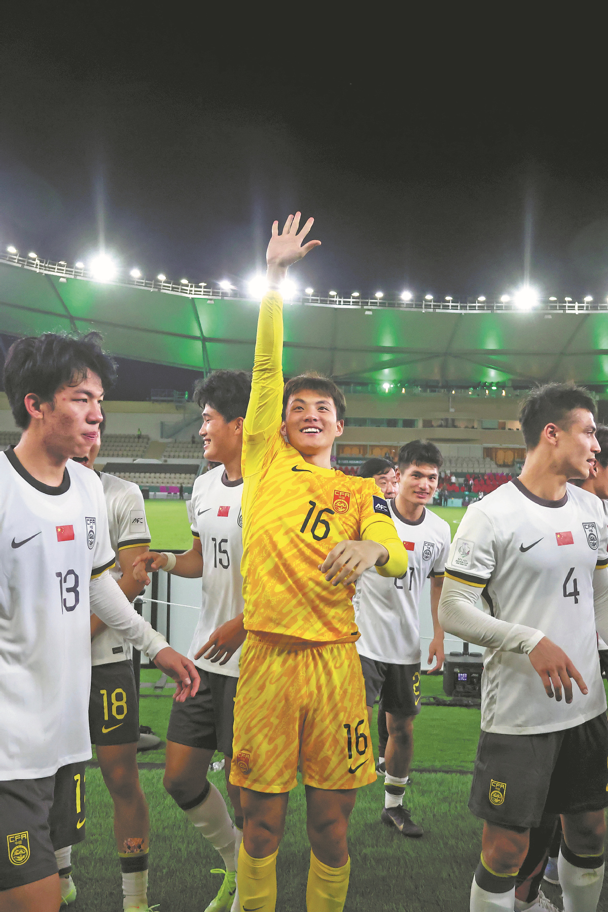 Li Hao saluda a la multitud después de mantener su portería imbatida en la victoria 3-0 de China sobre Vietnam en las semifinales de la Copa Asiática Sub-23 de la AFC, enero 2026. [Foto: Xinhua]