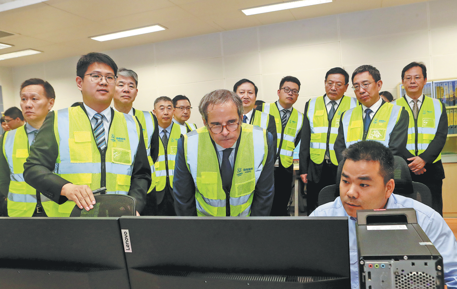 Rafael Mariano Grossi (al centro), director general del Organismo Internacional de la Energía Atómica, visita el proyecto Linglong One en la provincia de Hainan, 8 de abril del 2025. (Foto: China Daily)