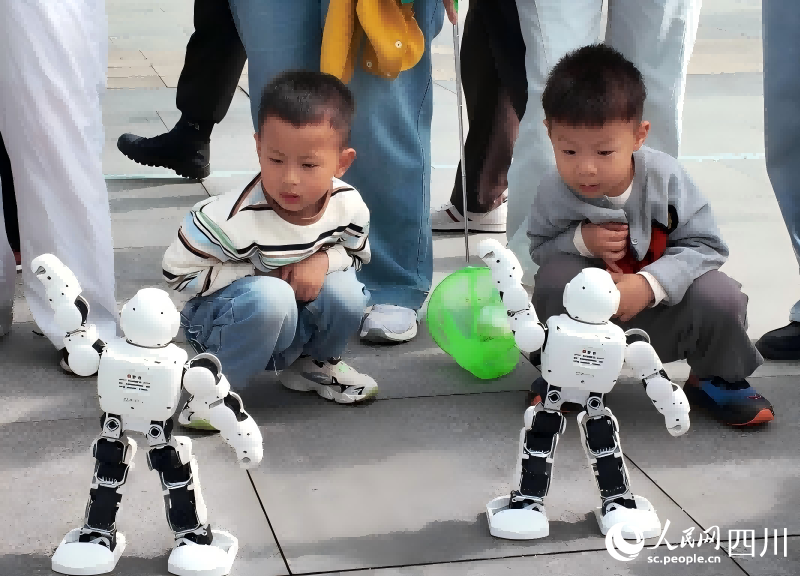 Niños observan una actuación de robots fuera del campo de competencia. (Foto: Yuan Manni/ Diario del Pueblo digital)