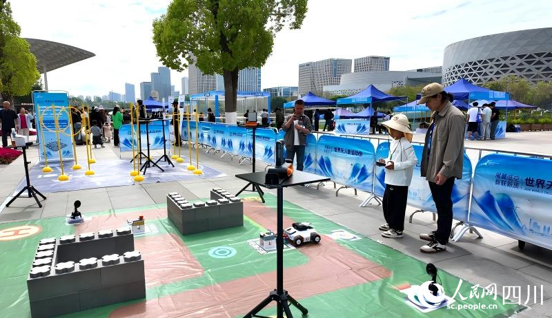 Niños participan en actividades de experiencia fuera del campo de competencia. (Foto: Yuan Manni/ Diario del Pueblo digital)