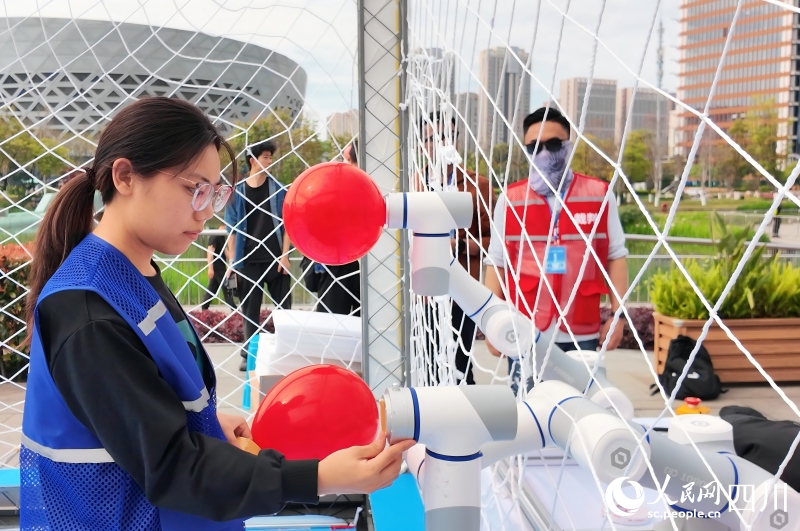 Personal preparan el campo de esgrima con drones. (Foto: Yuan Manni/ Diario del Pueblo digital)