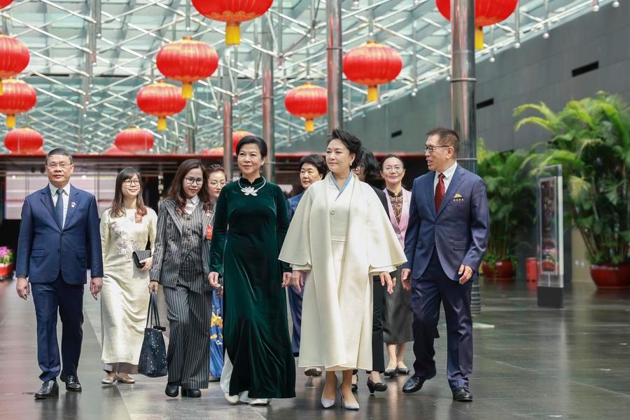 Peng Liyuan y primera dama de Vietnam visitan centro nacional de artes escénicas de China