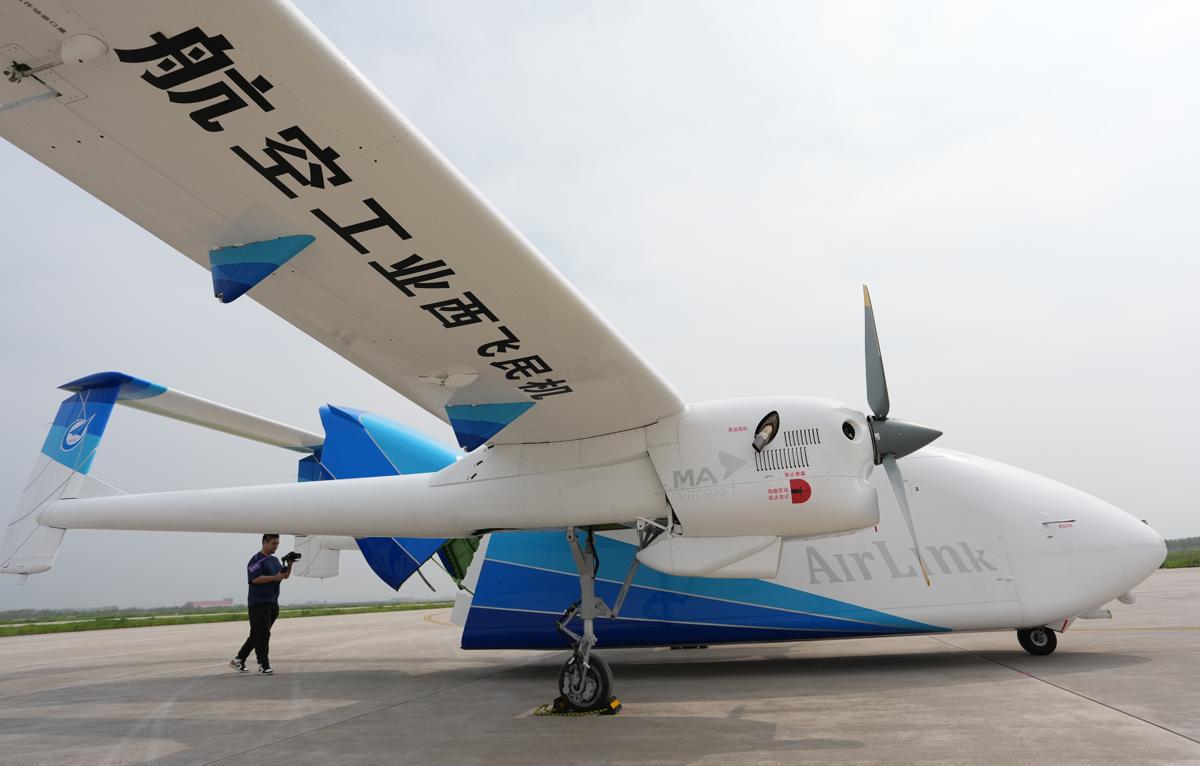El HH-200, un sistema de transporte aéreo no tripulado comercial desarrollado nacionalmente, se observa después de realizar su vuelo inaugural el miércoles por la mañana en Weinan, provincia de Shaanxi. (Foto: Li Yibo/ Xinhua)