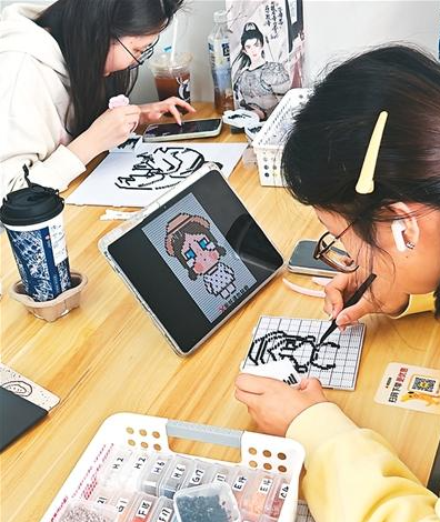 La moda de crear manualidades con cuentas termofusibles refleja el auge de la economía emocional en China