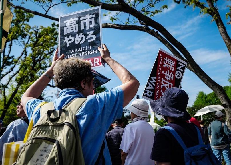 Protestan 36.000 personas en Tokio ante impulso de premier japonesa de modificar la Constitución