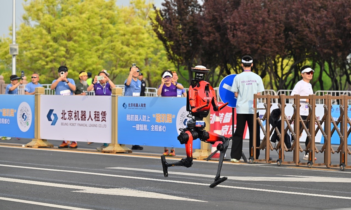 El medio maratón de robots impulsa las acciones chinas en el sector de la robótica