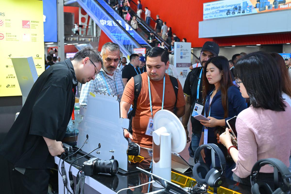 La primera fase de la 139.ª Feria de Cantón concluyó este domingo, atrayendo a 167,000 compradores de 216 países y regiones. [Foto: proporcionada a chinadaily.com.cn]