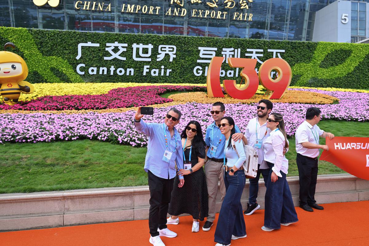 La primera fase de la 139.ª Feria de Cantón concluyó este domingo, atrayendo a 167,000 compradores de 216 países y regiones. [Foto: proporcionada a chinadaily.com.cn]