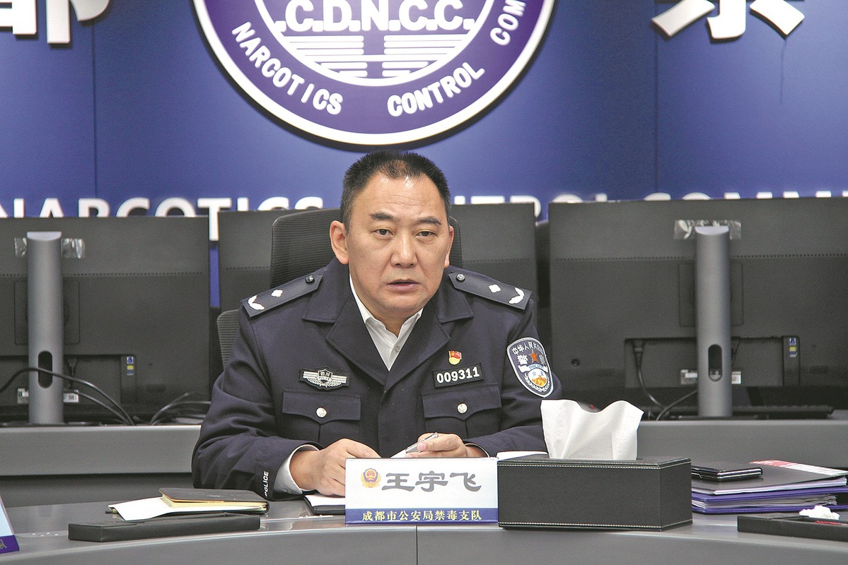 Tras tres décadas encubierto, veterano oficial lega un Chengdu más seguro