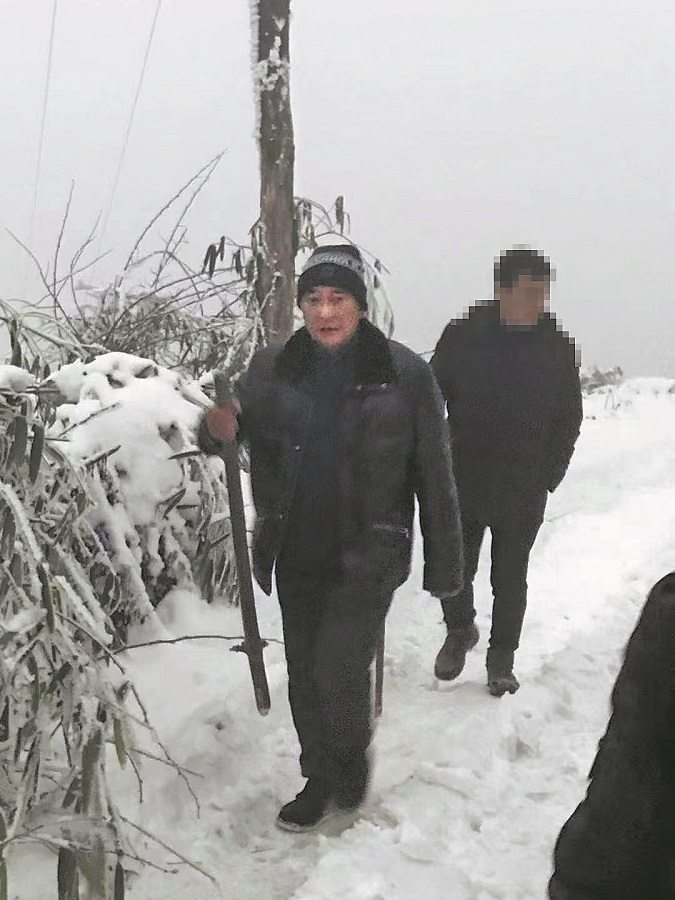 Wang (izquierda) lidera a su equipo en la escalada de una montaña cubierta de nieve para desmantelar un sitio de fabricación de drogas. [Foto: proporcionada a China Daily]