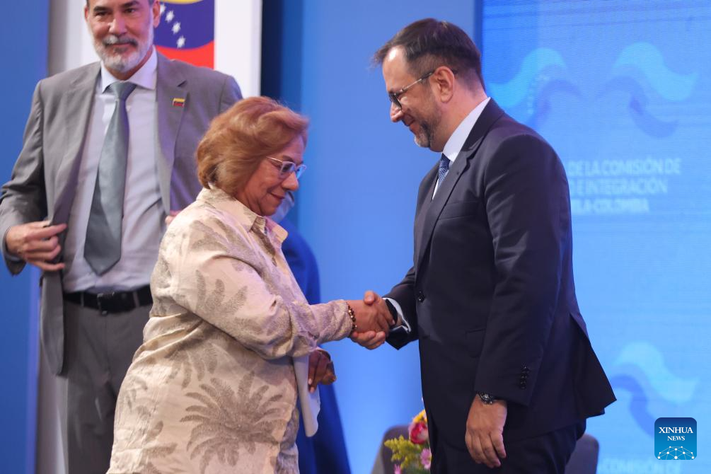El canciller de Venezuela, Yván Gil (d), estrecha la mano de su homóloga de Colombia, Rosa Yolanda Villavicencio (i), durante la III Reunión de la Comisión de Vecindad e Integración binacional, en Caracas, Venezuela, el 23 de abril de 2026. Gil y Villavicencio instalaron el jueves en Caracas la III Reunión de la Comisión de Vecindad e Integración binacional, con el fin de avanzar en iniciativas conjuntas de cooperación. (Xinhua/Str)