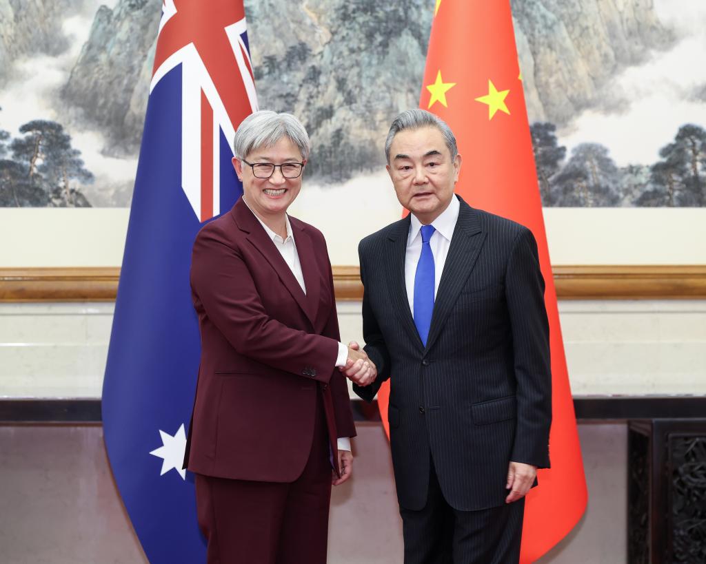 China y Australia deben defender conjuntamente el multilateralismo, dice canciller chino