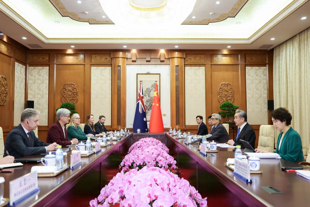 El ministro de Relaciones Exteriores chino, Wang Yi, también miembro del Buró Político del Comité Central del Partido Comunista de China, sostiene el octavo diálogo diplomático y estratégico China-Australia con la ministra de Relaciones Exteriores australiana, Penny Wong, en Beijing, capital de China, el 29 de abril de 2026. (Xinhua/Liu Bin)