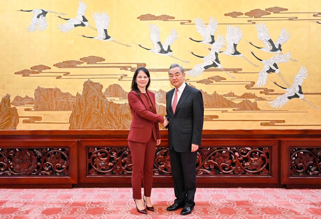 El ministro de Relaciones Exteriores chino, Wang Yi, también miembro del Buró Político del Comité Central del Partido Comunista de China, se reúne con la presidenta de la 80ª sesión de la Asamblea General de la ONU, Annalena Baerbock, en Beijing, capital de China, el 29 de abril de 2026. (Xinhua/Yue Yuewei)
