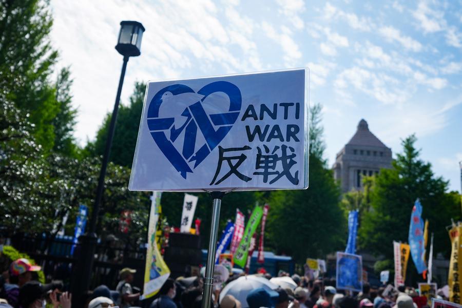 Personas se reúnen alrededor del edificio del Parlamento para protestar contra los intentos del Gobierno de la primera ministra japonesa, Sanae Takaichi, de modificar la Constitución pacifista del país y para demandar la protección del artículo 9, en Tokio, Japón, el 19 de abril de 2026. (Xinhua/Jia Haocheng) 