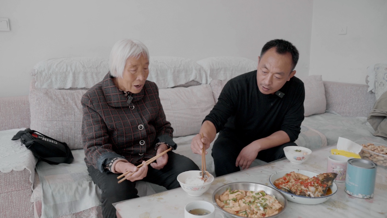 Li Quansheng visita a Diao Shufang, una residente anciana que vive sola en el pueblo de Dongshaoqu, distrito de Miyun, Beijing, y le cocina el almuerzo. Foto: Diario del Pueblo digital/Peng Yukai