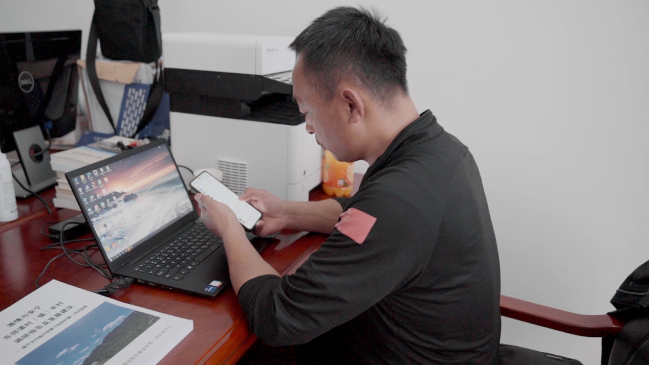Li Quansheng recopila sus dos años de experiencia laboral en el pueblo de Dongshaoqu, distrito de Miyun, Beijing, en un informe de investigación de 120.000 palabras. Foto: Diario del Pueblo digital /Zhang Rong
