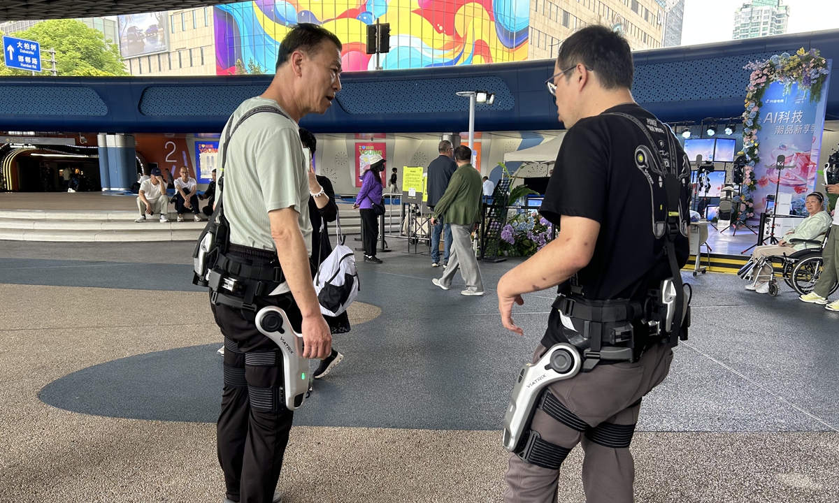 Un visitante prueba un robot exoesqueleto en la Plaza Wujiaochang de Shanghai, durante el actual 7.º Festival de Compras de Shanghai, 7 de mayo del 2026. (Foto: Qi Xijia/GT)