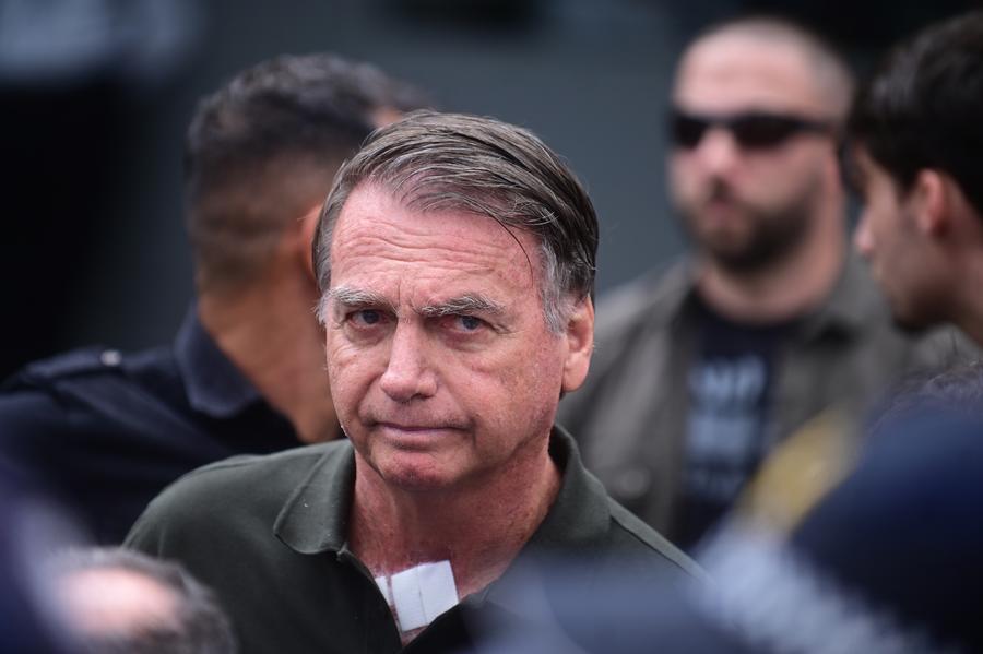 El expresidente brasileño Jair Bolsonaro sale de un hospital durante una liberación temporal de su arresto domiciliario para recibir un tratamiento médico, en Brasilia, Brasil, el 14 de septiembre de 2025. (Xinhua/Lucio Tavora)