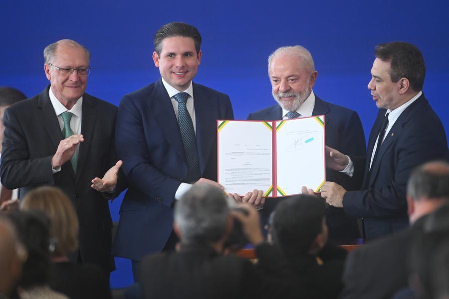 Presidente de Brasil lanza nueva estrategia nacional contra el crimen organizado