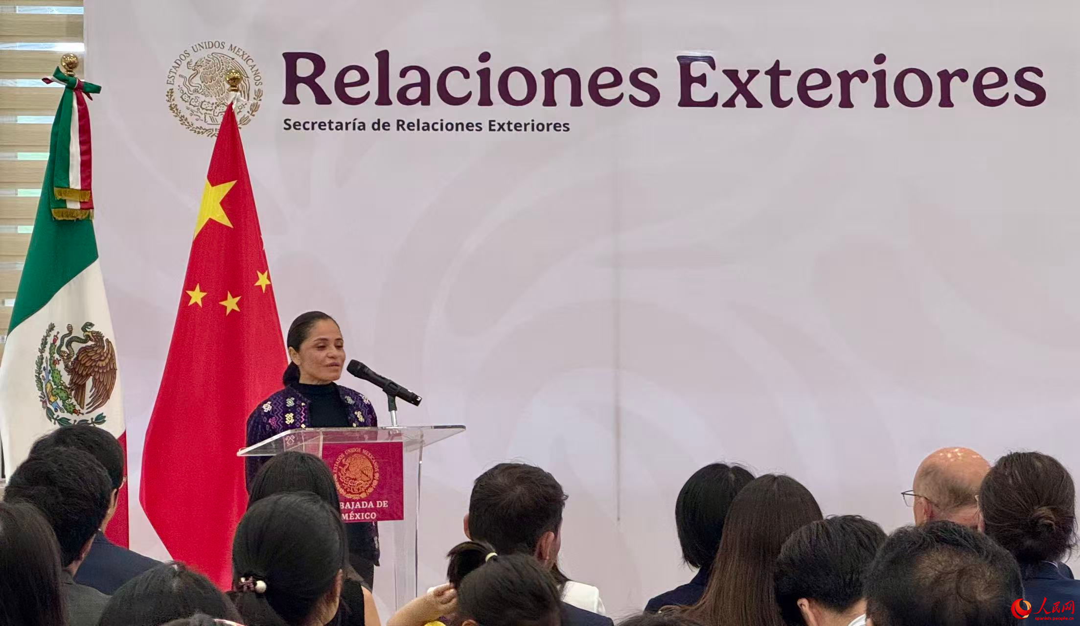 Mirna Beatriz “Estrella”, fundadora y directora de “México Imparable”, interviene durante la inaguración de la exposición fotográfica en Beijing, 15 de mayo del 2026. (Foto: cortesía)