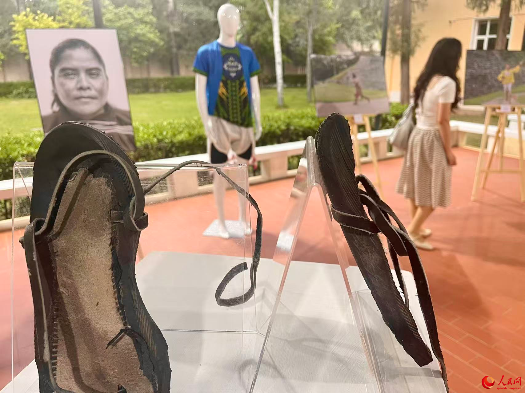Huarache de tres agujeros utilizado por un corredor se exhibe en la exposición “México, tierra de campeones”, Beijing, 15 de mayo del 2026. (Foto:YAC)