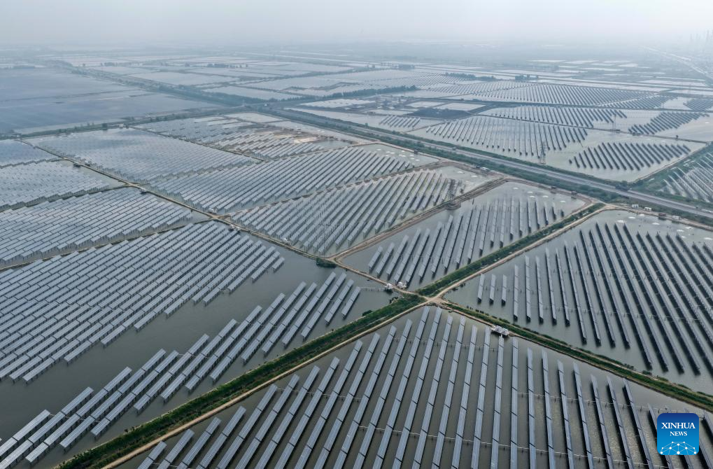 Vista aérea de una granja acuícola fotovoltaica en Tangshan, Hebei