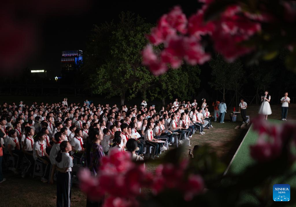 Evento de campamento nocturno de graduación celebrado en una escuela en Wuhan