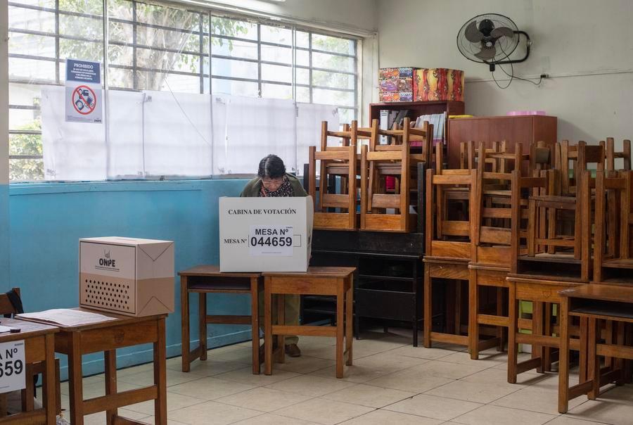 Candidatos presidenciales peruanos Keiko Fujimori y Roberto Sánchez pasan oficialmente a segunda vuelta electoral