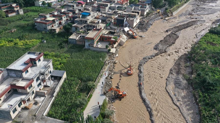 China emite alertas por tormentas de lluvias e insta a permanecer en casa