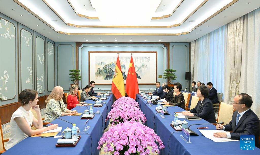 Consejera de Estado china se reúne con vicepresidenta segunda de Gobierno de España