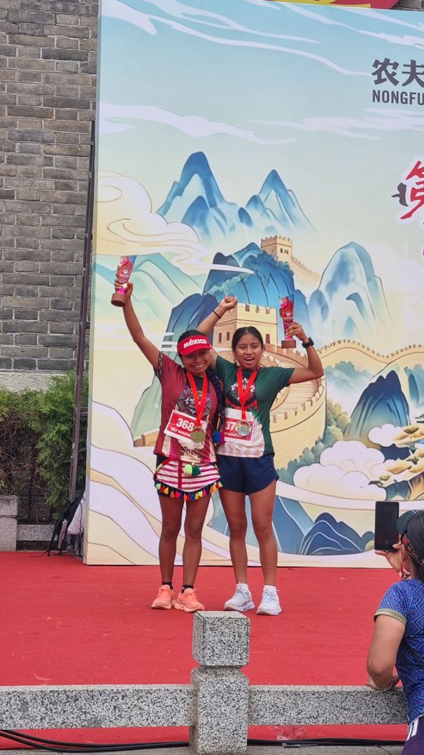 Corredores de pueblos originarios hacen historia al ganar en el Maratón de la Muralla China