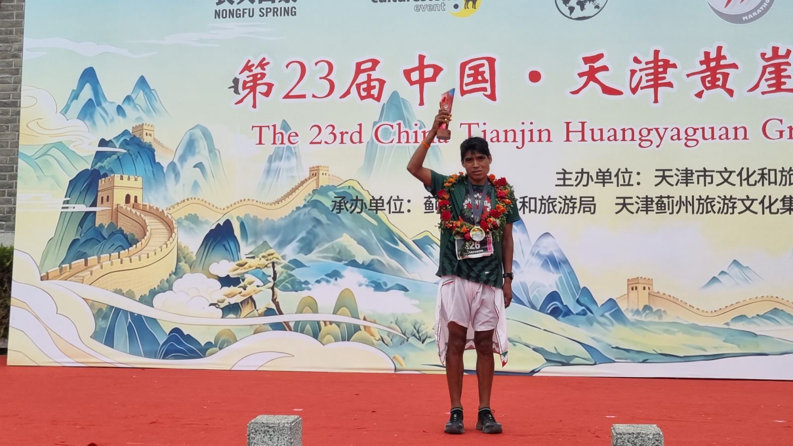 Corredores de pueblos originarios hacen historia al ganar en el Maratón de la Muralla China