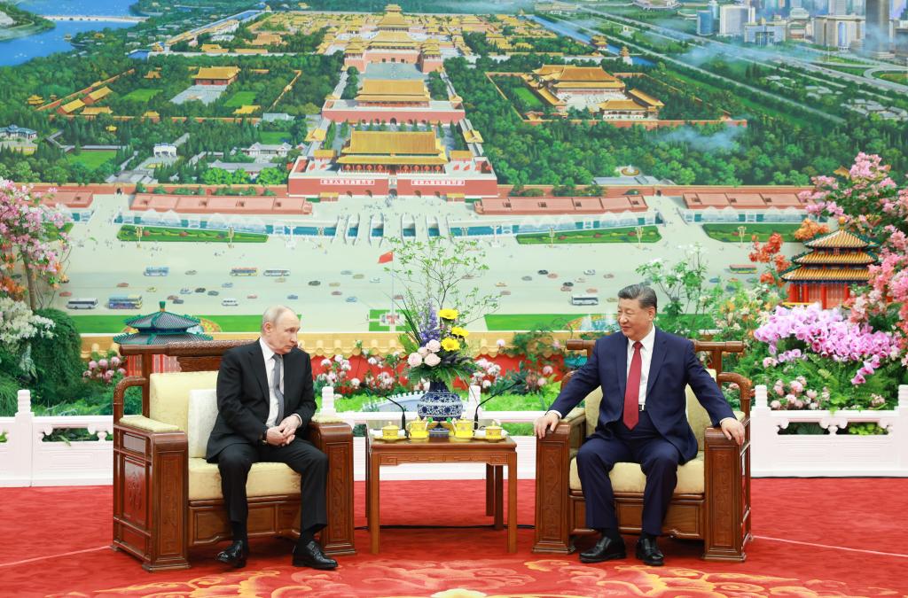 Xi y Putin conversan en Beijing mientras toman té