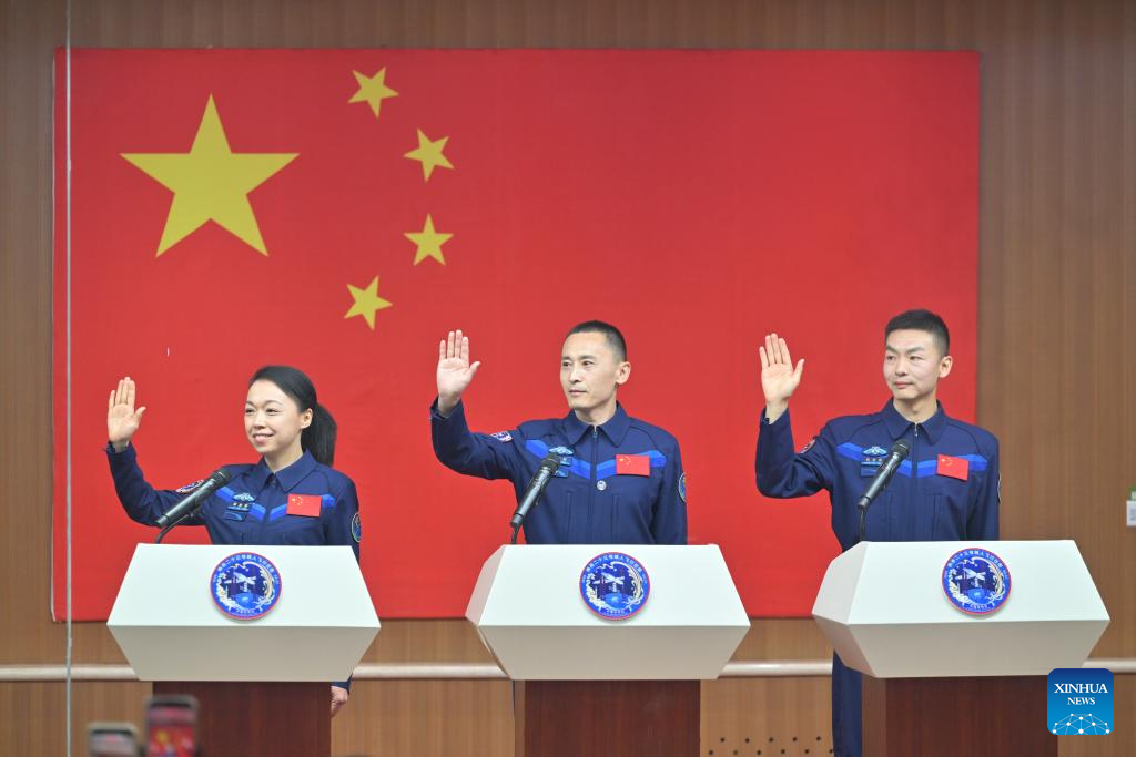 Astronautas de misión china Shenzhou-23 se reúnen con la prensa