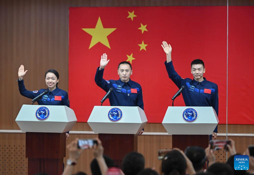 Astronautas de misión china Shenzhou-23 se reúnen con la prensa