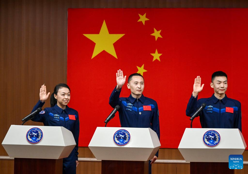 Astronautas de misión china Shenzhou-23 se reúnen con la prensa