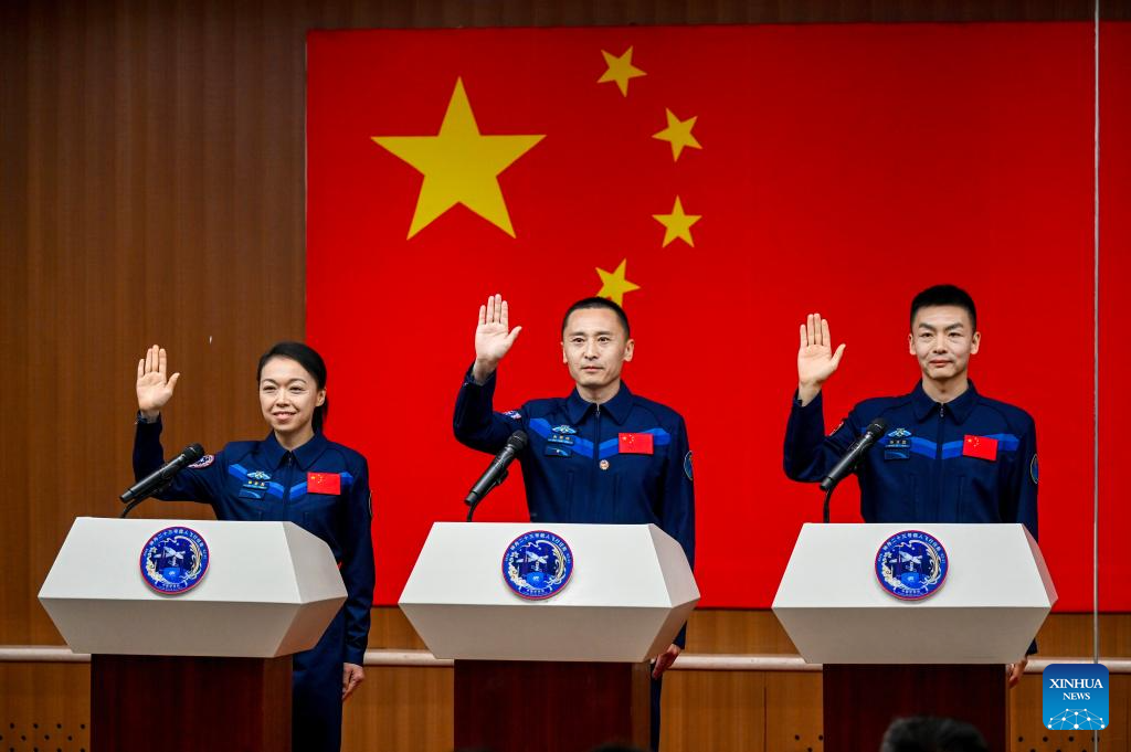 Astronautas de misión china Shenzhou-23 se reúnen con la prensa