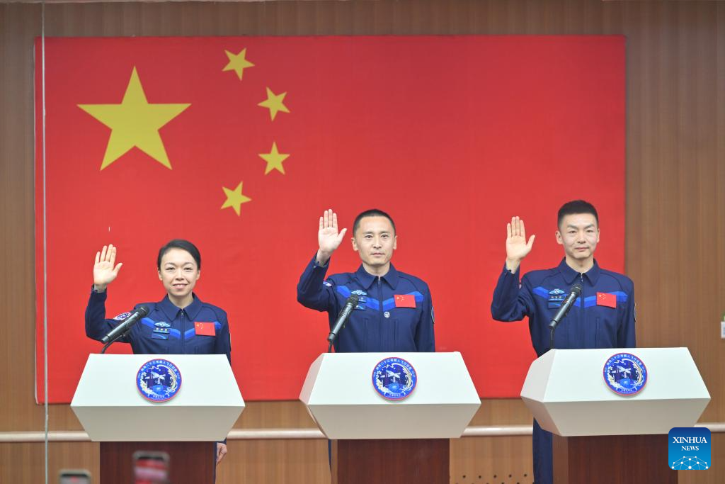 Astronautas de misión china Shenzhou-23 se reúnen con la prensa