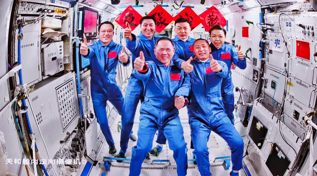 Astronautas de Shenzhou-23 entran a estación espacial Tiangong