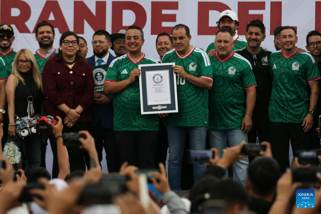 México logra Récord Guinness con mural más grande del mundo hecho con pincel y alusivo al fútbol