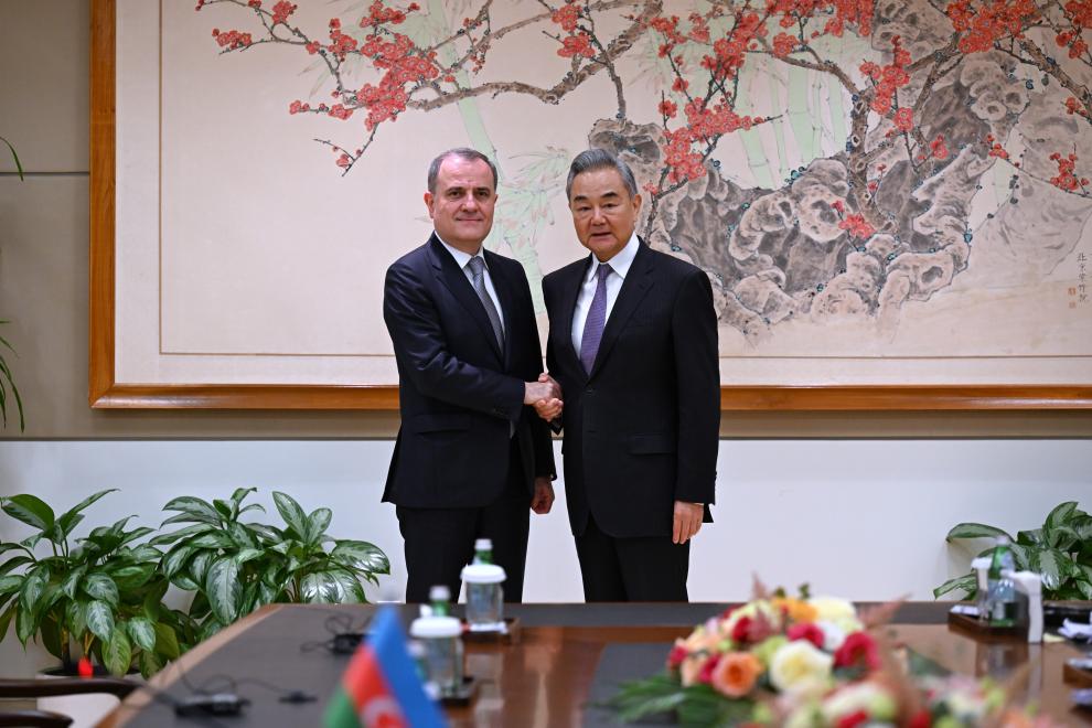 China dispuesta a reforzar apoyo mutuo con Azerbaiyán, dice canciller chino
