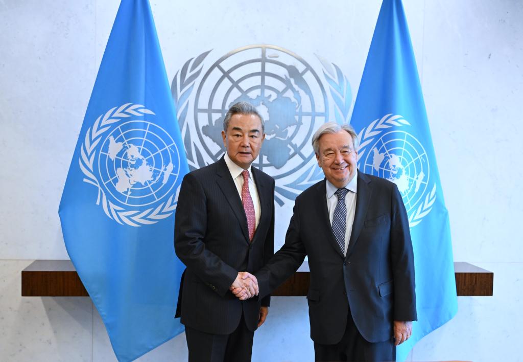 Canciller chino se reúne con Guterres para tratar fortalecimiento del papel de la ONU