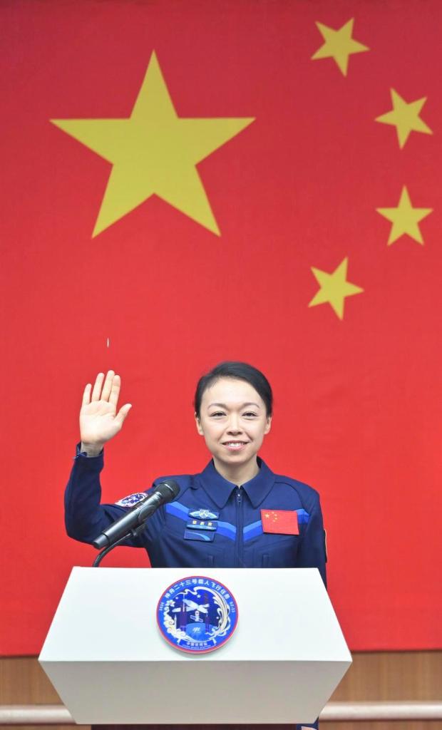 La astronauta Li Jiaying, o Lai Ka-ying en cantonés, se reúne con la prensa en el Centro de Lanzamiento de Satélites de Jiuquan, en el noroeste de China, el 23 de mayo de 2026. (Xinhua/Cai Yang) 